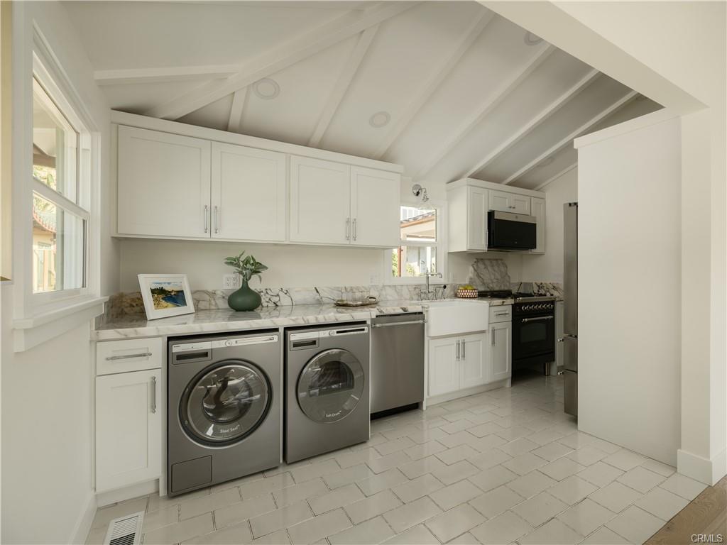 2715 Cove Street — renovated kitchen with laundry