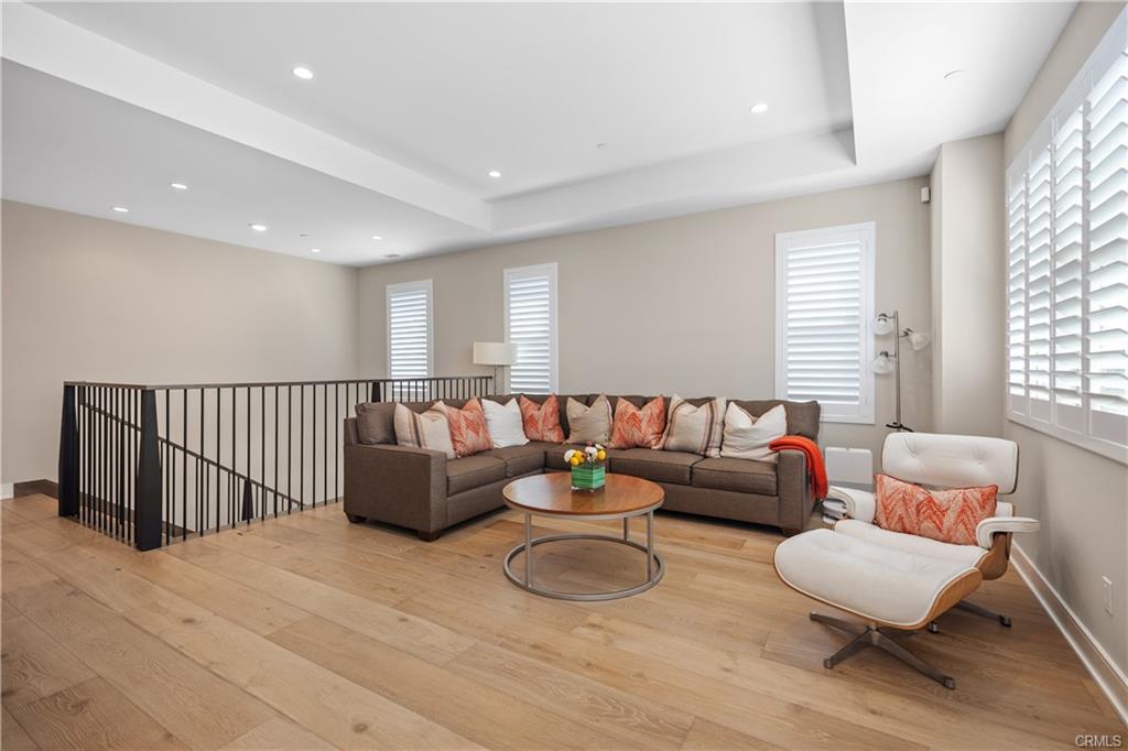 142 Sabbia — upstairs bonus loft with seating area