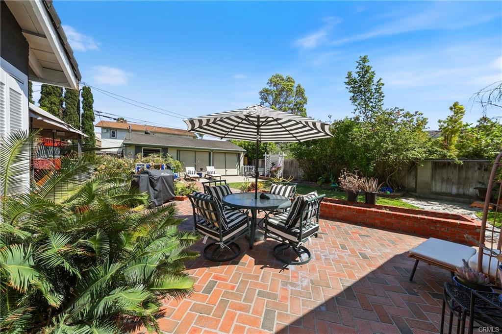 2642 Westminster Pl — brick patio and outdoor dining terrace