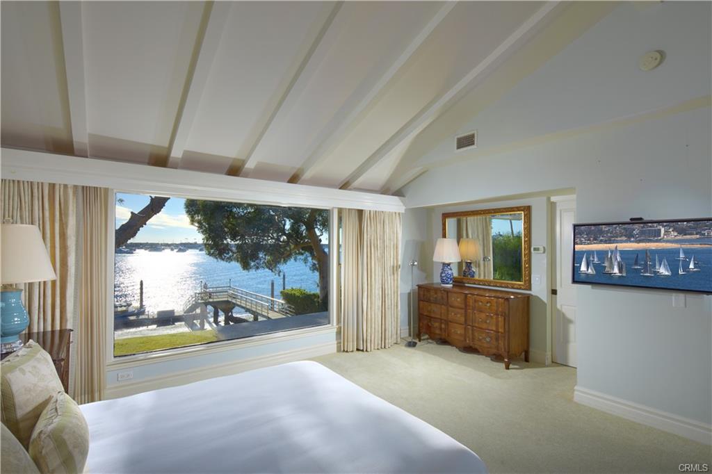 20 Harbor Island — primary bedroom facing the water