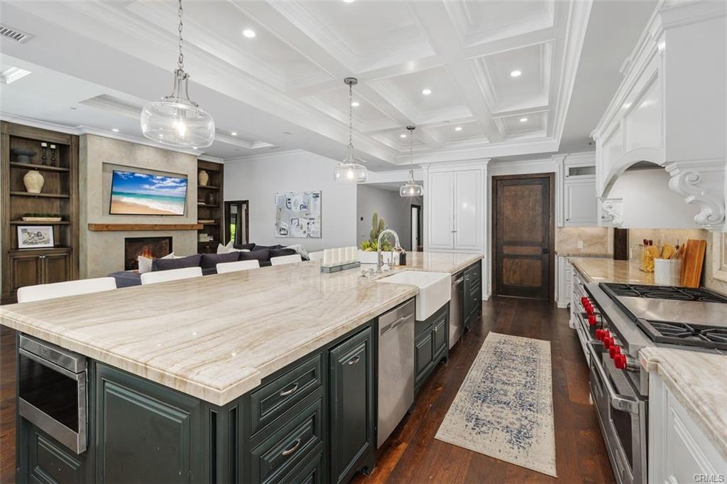 4 Inverness Lane — caterer's kitchen with professional range