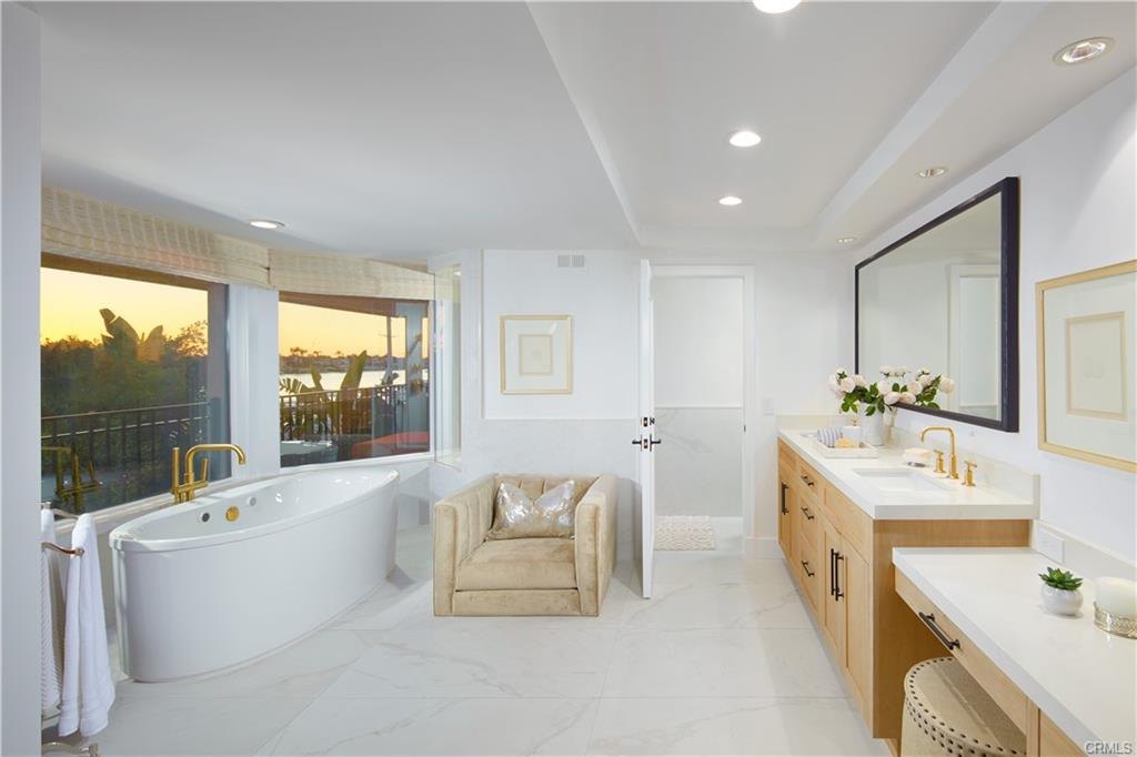 2572 Bayshore Dr — primary bath with dual vanities and freestanding jetted tub
