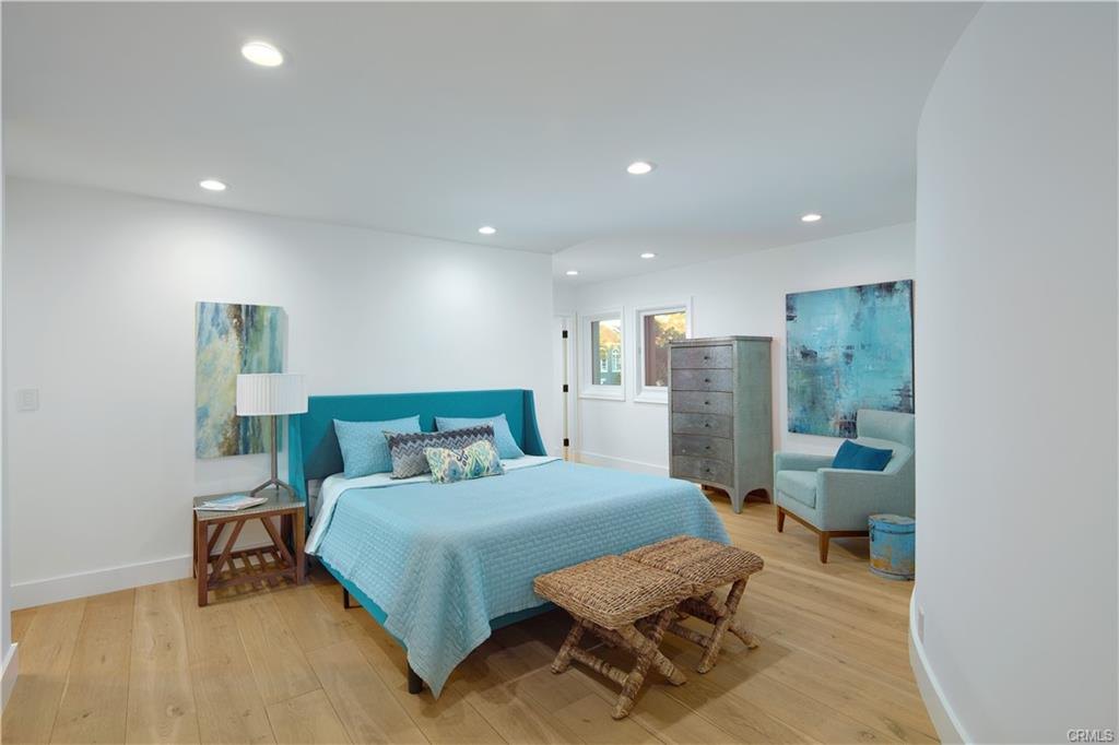 2572 Bayshore Dr — guest bedroom with harbor light